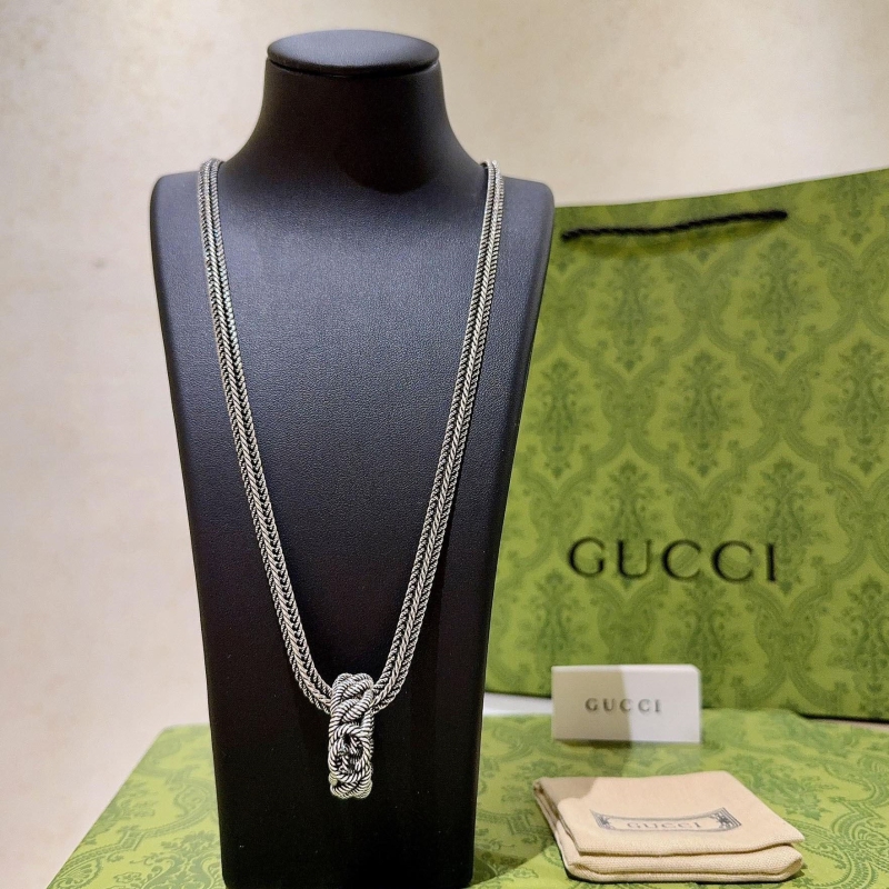 G*u*i necklaces